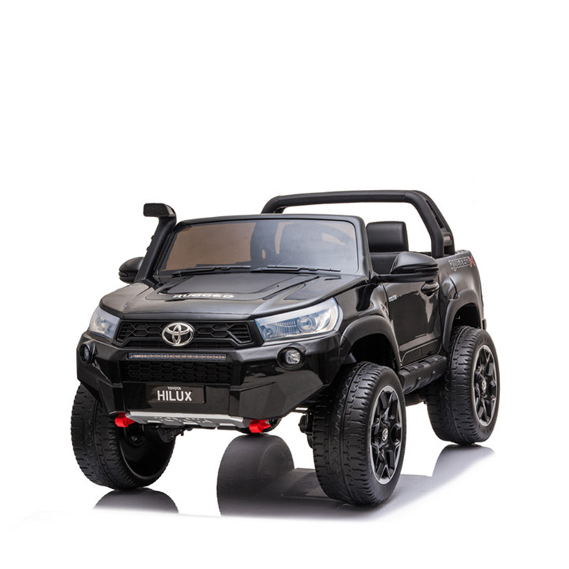 Los niños viajan en un automóvil eléctrico Toyota Hilux con licencia 2019